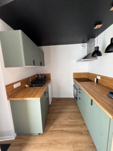 Kuchyň nebo kuchyňský kout v ubytování Studio cosy Bretagne sud