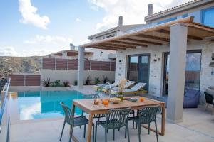 Bazén v ubytování Luxurious Stone Villas nebo v jeho okolí