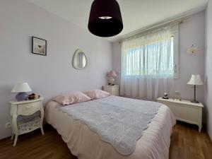 Katil atau katil-katil dalam bilik di La Maison des Agapanthes - accès PMR - à 20 mn des Plages