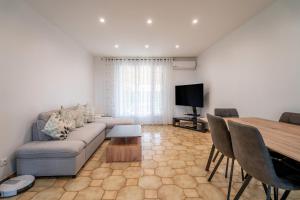 TV a/nebo společenská místnost v ubytování Maison Chataîgniers