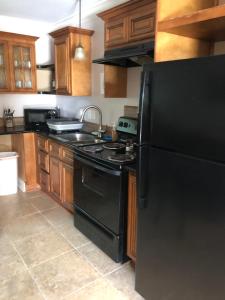 cocina con nevera negra y fogones en 2 br washer dryer Near LSU Tiger Stadium, en Baton Rouge 16 fotos más