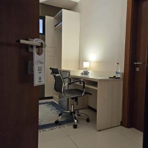 an office with a chair and a desk at Casa Garay Hotel 658 in Asuncion