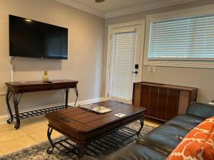 Μια τηλεόραση ή/και κέντρο ψυχαγωγίας στο Stylish 2 br near LSU and pool laundry