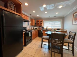 Η κουζίνα ή μικρή κουζίνα στο Stylish 2 br near LSU and pool laundry +16 φωτογραφίες
