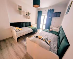 Un dormitorio con una cama y un sofá y una ventana. en Apartament Zielony Krakowskie Przedmieście 26/2, en Lublin