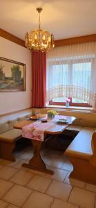 A seating area at Apartment 9181 Feistritz in Rosental ,Klagenfurt Még 37 kép