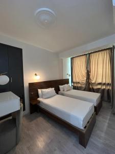 Katil atau katil-katil dalam bilik di Crystal hotel
