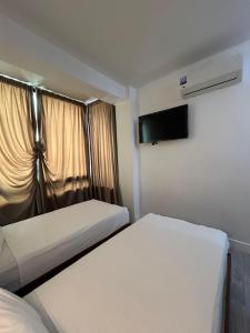 Katil atau katil-katil dalam bilik di Crystal hotel