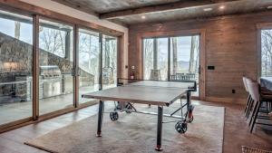 Πινγκ πονγκ στο Aska Ridge Lodge ή εκεί κοντά