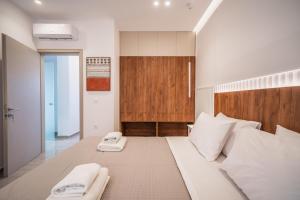 A bed or beds in a room at Margiani Studio & Apartment