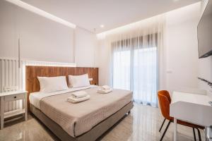 A bed or beds in a room at Margiani Studio & Apartment