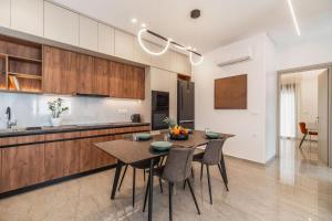 A kitchen or kitchenette at Margiani Studio & Apartment
