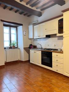 Kuchyň nebo kuchyňský kout v ubytování Romantic Escape in Medioeval Passignano -Lake View + 11 fotografií