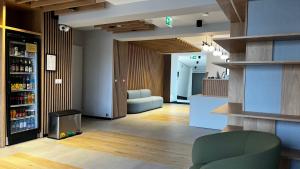 salon z kanapą i telewizorem w pokoju w obiekcie B&B HOTEL Bytom w Bytomiu