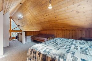 Postel nebo postele na pokoji v ubytování Leavenworth Escape