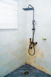 een douche met een douchekop in een badkamer bij KML Luxury Kinshasa-Gombe in Kinshasa