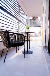 een kamer met twee banken en een tafel met een plant bij KML Luxury Kinshasa-Gombe in Kinshasa