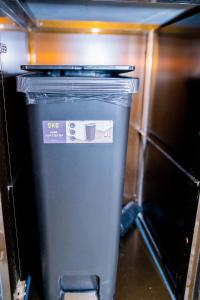 een vuilnisbak die voor een magnetron staat bij KML Luxury Kinshasa-Gombe in Kinshasa