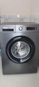 a washing machine with its door open in a room at Appartement meublé in Meknès