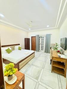 Postel nebo postele na pokoji v ubytování Gulmohar Residency, Hauz Khas New Delhi, Couple Friendly