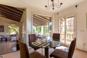 une salle à manger avec une table et des chaises en verre dans l'établissement Pura Vida, à Son Servera