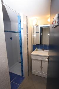 a bathroom with a shower and a sink at Argeles sur Mer jolie maison avec terrasse et piscine in Plage dʼArgelès