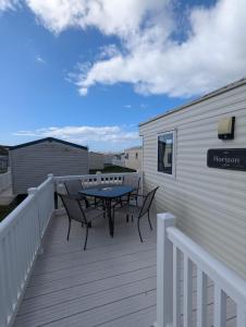 Balkoni atau teres di BRIGHT MODERN STYLE CARAVAN WITH VIEWS on HAVEN LITTLESEA WEYMOUTH