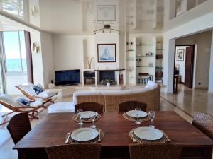 Televízia a/alebo spoločenská miestnosť v ubytovaní Grand appartement climatisé avec terrasses, vue mer, parking et WIFI - FR-1-335-173