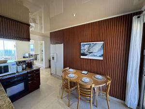 Kuchyňa alebo kuchynka v ubytovaní Grand appartement climatisé avec terrasses, vue mer, parking et WIFI - FR-1-335-173