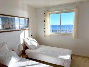 Posteľ alebo postele v izbe v ubytovaní Grand appartement climatisé avec terrasses, vue mer, parking et WIFI - FR-1-335-173