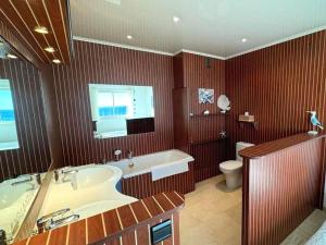 Kúpeľňa v ubytovaní Grand appartement climatisé avec terrasses, vue mer, parking et WIFI - FR-1-335-173 + 7 fotografií
