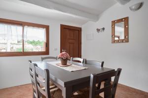a dining room table with a vase of flowers on it at Cottage Vittoria in Marazzino