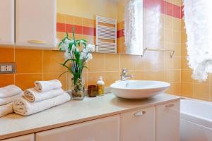 Ένα μπάνιο στο a casa Minerva +43 φωτογραφίες