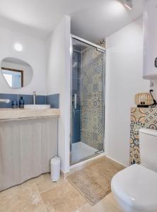 a bathroom with a shower and a toilet at Suite Bleu d'Azur - Hypercentre - Wifi in Apt