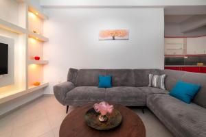 Posezení v ubytování Cuka apartment 3BD nexto to metro and Piraeus Port
