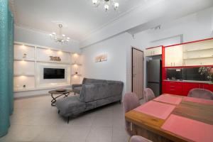 Posezení v ubytování Cuka apartment 3BD nexto to metro and Piraeus Port