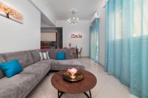 Posezení v ubytování Cuka apartment 3BD nexto to metro and Piraeus Port