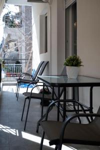 Balkón nebo terasa v ubytování Cuka apartment 3BD nexto to metro and Piraeus Port