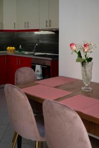 Kuchyň nebo kuchyňský kout v ubytování Cuka apartment 3BD nexto to metro and Piraeus Port