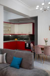 Kuchyň nebo kuchyňský kout v ubytování Cuka apartment 3BD nexto to metro and Piraeus Port