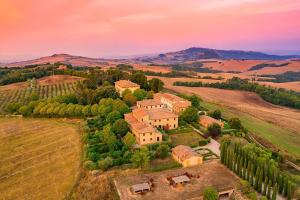 una vista aérea de una casa en un campo en Pool Villa Volterra by Villaflair, en Volterra
