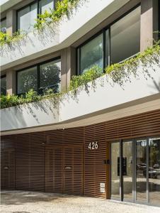 a building with a bunch of plants on top of it at Glória Del Art - Vista, Estilo e Praticidade no Centro do Rio in Rio de Janeiro