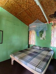 Postel nebo postele na pokoji v ubytování Bohol Hammock Hostel