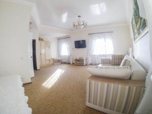 TV a/nebo společenská místnost v ubytování Galian Hotel