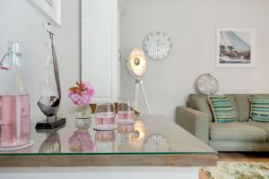 ein Wohnzimmer mit einem Tisch mit Brille darauf in der Unterkunft Villa San Remo in Heringsdorf