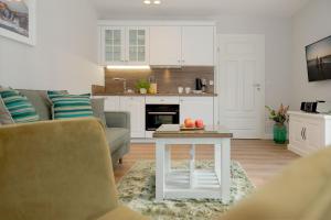 ein Wohnzimmer mit Sofa und Tisch in der Unterkunft Villa San Remo in Heringsdorf + 165 Fotos