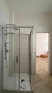 een glazen douchecabine in een kamer met een gang bij Estelle in Bari +43 foto's