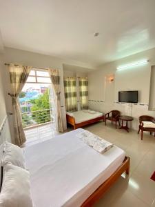 Un dormitorio con una cama grande y una ventana grande en Kim Thành Phát guest house, en Phu Quoc