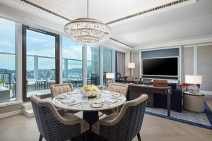 Televiisor ja/või meelelahutuskeskus majutusasutuses Londoner Grand, a Luxury Collection Hotel, Macau