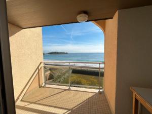 トレブールダンにあるDuplex Vue Mer by Madame est Servieの海が見えるバルコニー付きの部屋 +12枚の写真